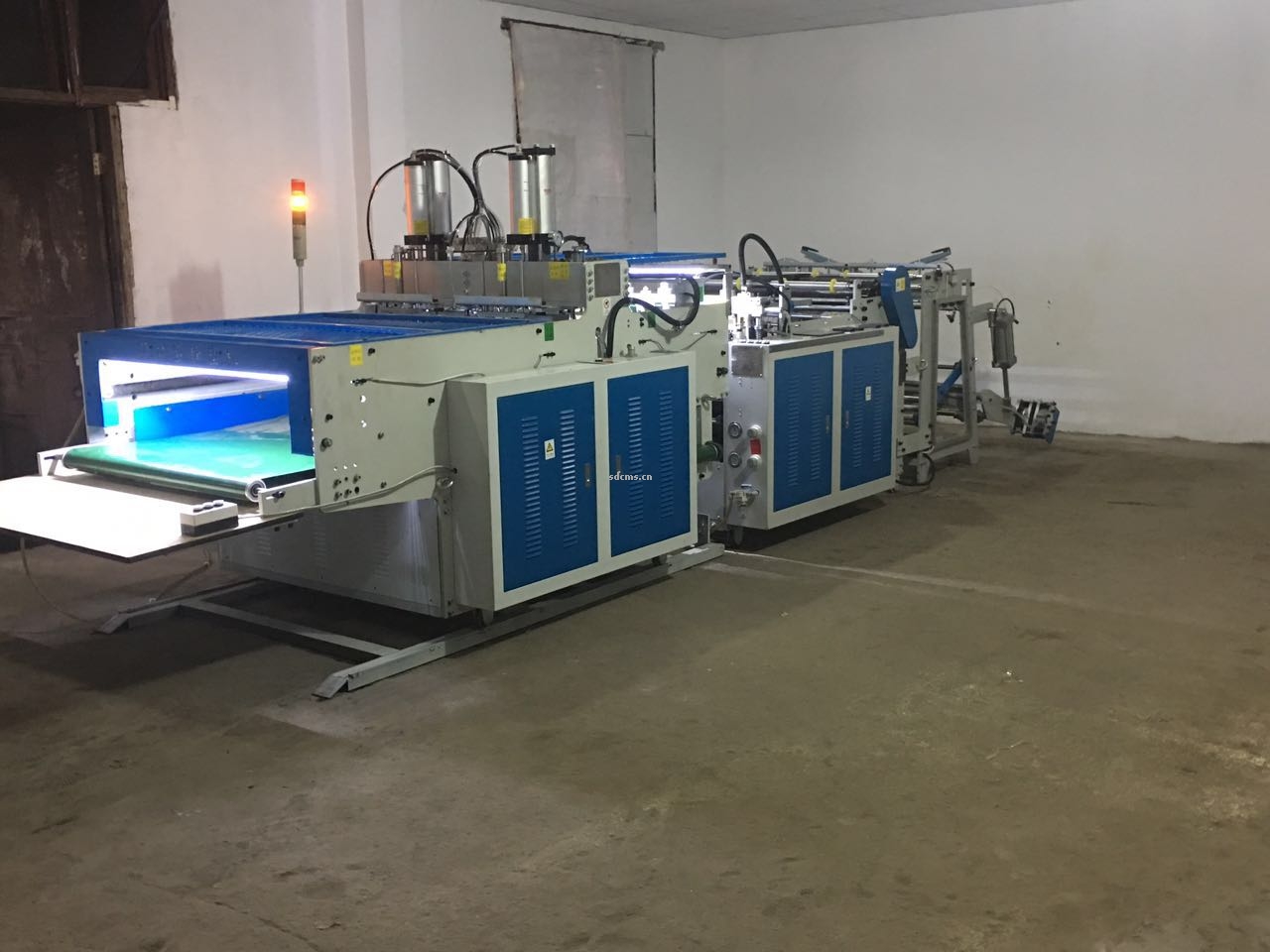 超高速制袋機 超市購物袋制袋機一、特點：本機以HDPE、LDPE筒膜為原料，是制作超市袋、背心袋、馬甲袋、市場袋的理想設(shè)備，本機具有節(jié)省人工、降低成本、一次成型、故障率低、產(chǎn)量高等特點，良好性能的色標(biāo)跟蹤儀，使封切長度更準(zhǔn)確，誤差更小。采用先進的電腦，長度調(diào)整方便，精確。