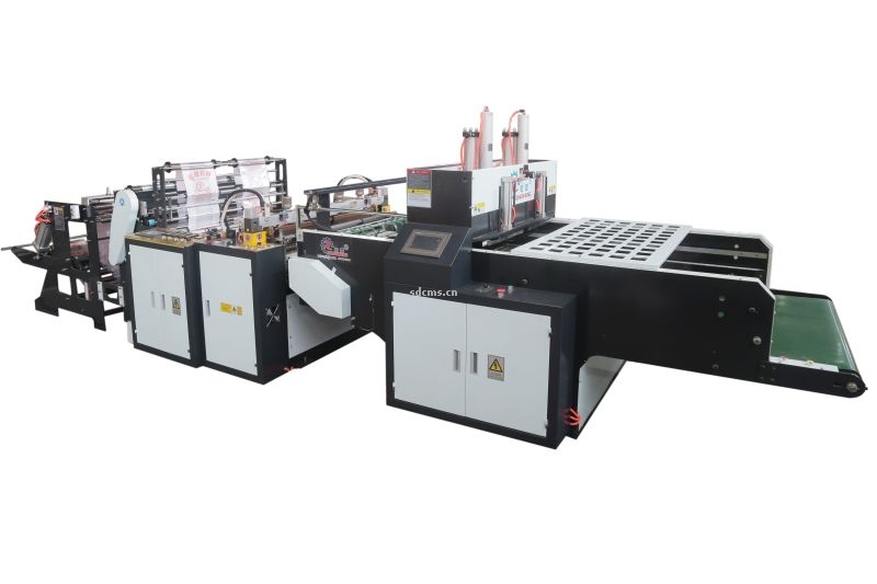 超高速制袋機 超市購物袋制袋機一、特點：本機以HDPE、LDPE筒膜為原料，是制作超市袋、背心袋、馬甲袋、市場袋的理想設(shè)備，本機具有節(jié)省人工、降低成本、一次成型、故障率低、產(chǎn)量高等特點，良好性能的色標(biāo)跟蹤儀，使封切長度更準(zhǔn)確，誤差更小。采用先進的電腦，長度調(diào)整方便，精確。